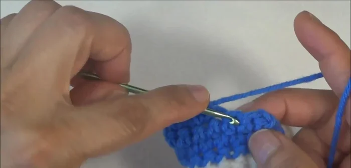 Completar la parte superior: Tejer cuatro vueltas en total para la parte superior. Cerrar con un punto deslizado.