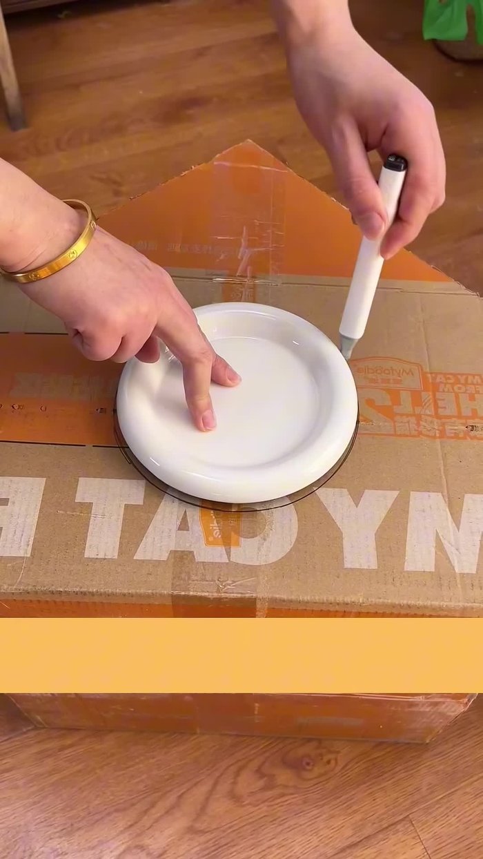 Haz un círculo lo suficientemente grande para que tu mascota pueda entrar y recórtalo para la entrada.