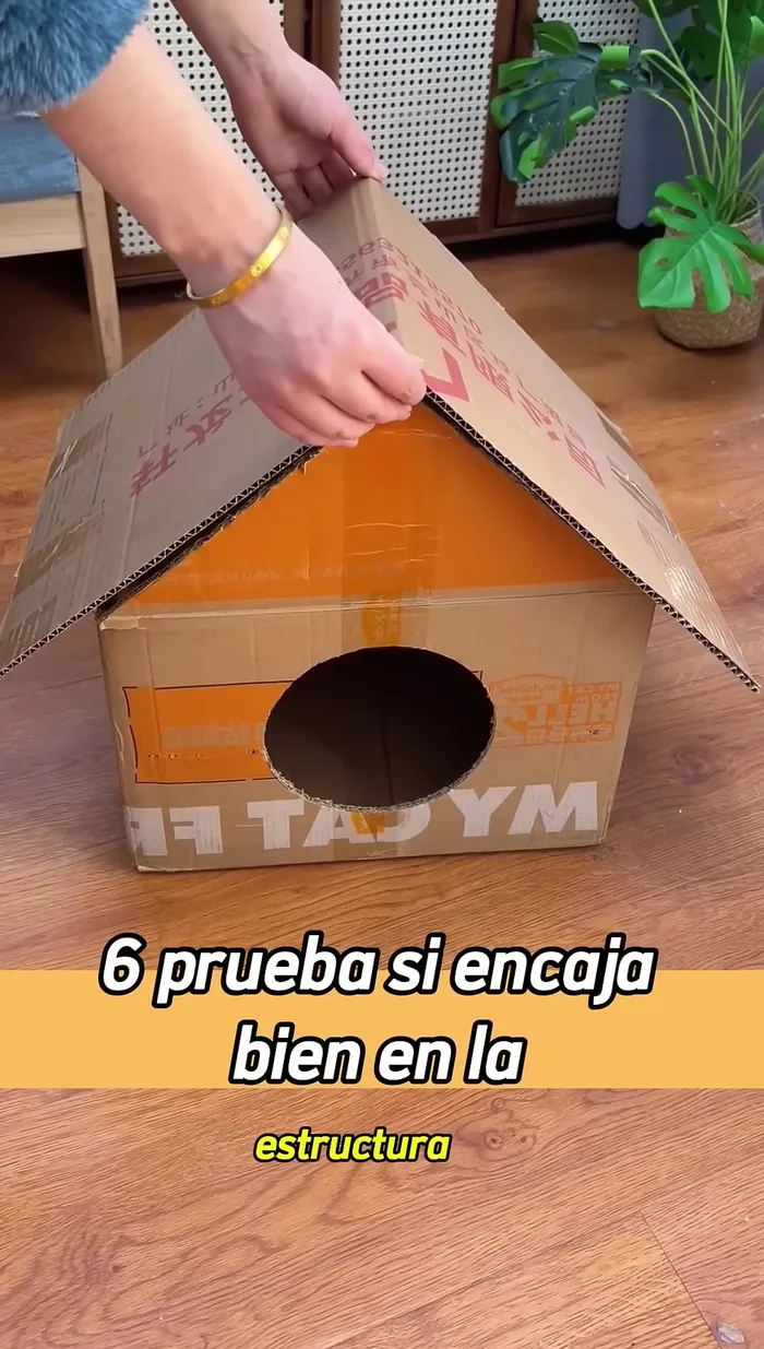 En la entrada, corta la tela y pégala con silicona caliente en el interior.