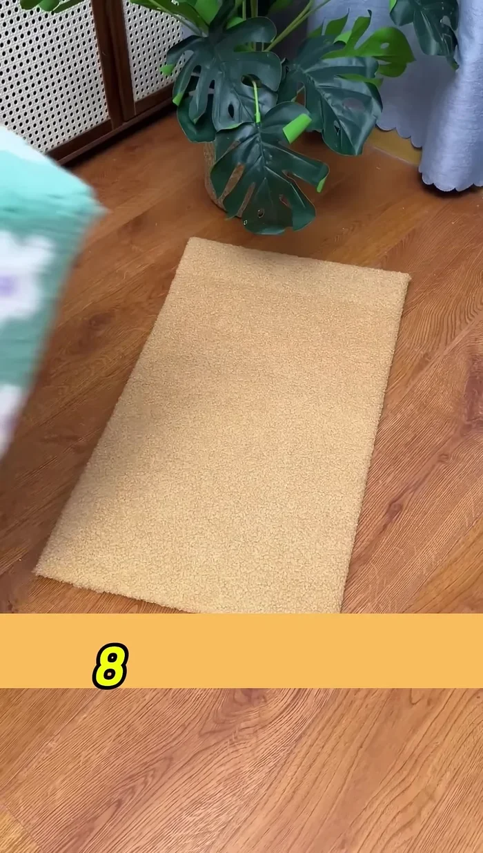 En la entrada, corta la tela y pégala con silicona caliente en el interior.