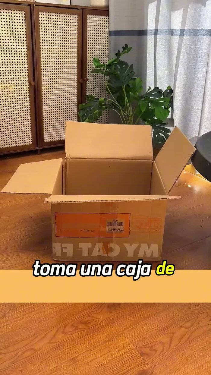 Haz un círculo lo suficientemente grande para que tu mascota pueda entrar y recórtalo para la entrada.