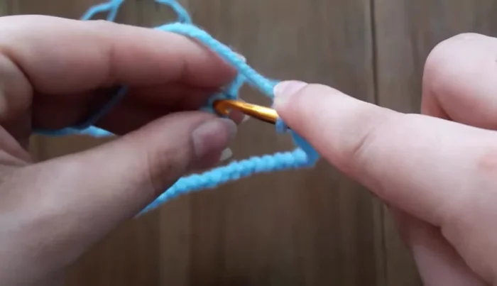 Tejer en puntos altos la primera vuelta, un punto alto por cada cadena.