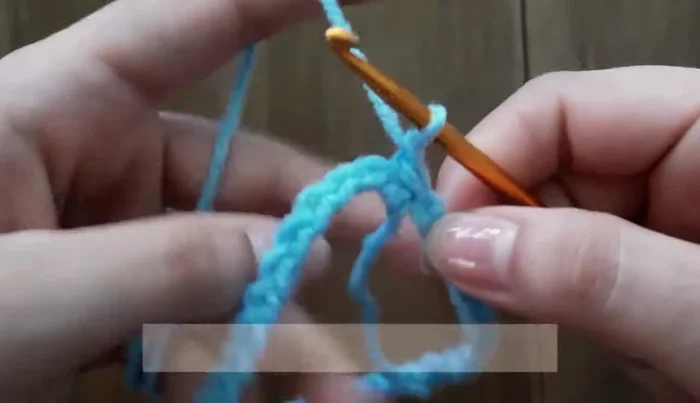 Tejer en puntos altos la primera vuelta, un punto alto por cada cadena.