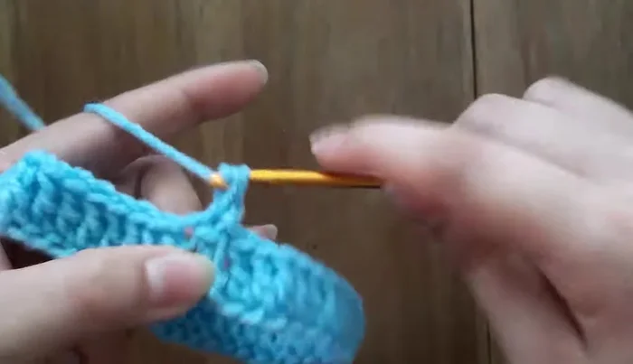 Repetir la segunda vuelta si se desea un cuello más grueso. Luego cerrar con punto deslizado.