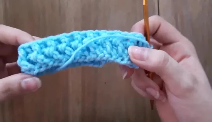 Repetir la segunda vuelta si se desea un cuello más grueso. Luego cerrar con punto deslizado.