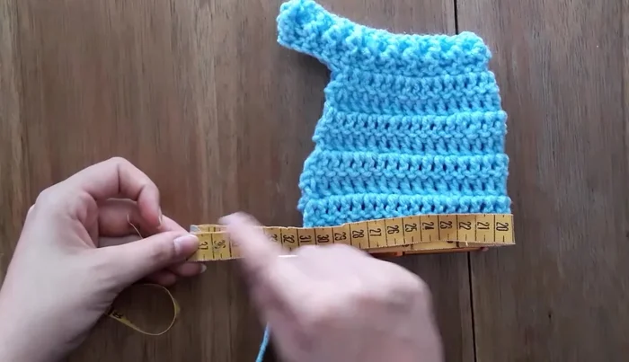 Para la cintura, completar el ancho faltante con cadenas, uniendo con punto deslizado al inicio del tejido.