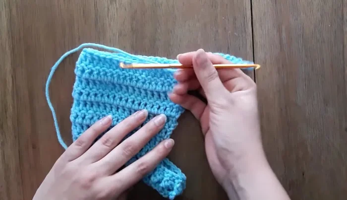 Decorar con diseños a gusto usando punto deslizado, punto bajo, o aguja e hilo.