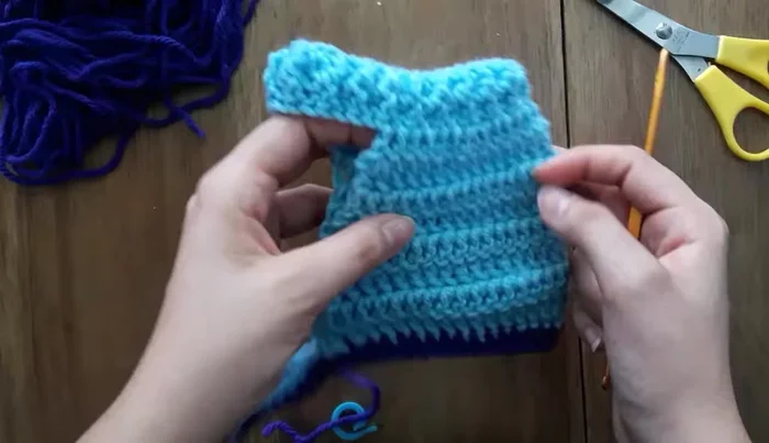 Decorar con diseños a gusto usando punto deslizado, punto bajo, o aguja e hilo.