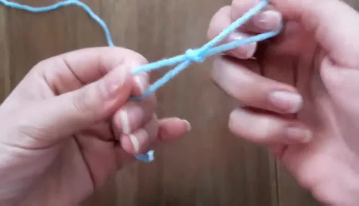 Tejer en puntos altos la primera vuelta, un punto alto por cada cadena.