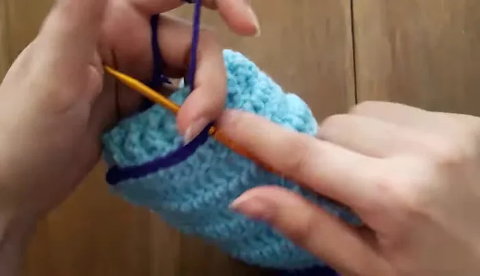 Decorar con diseños a gusto usando punto deslizado, punto bajo, o aguja e hilo.