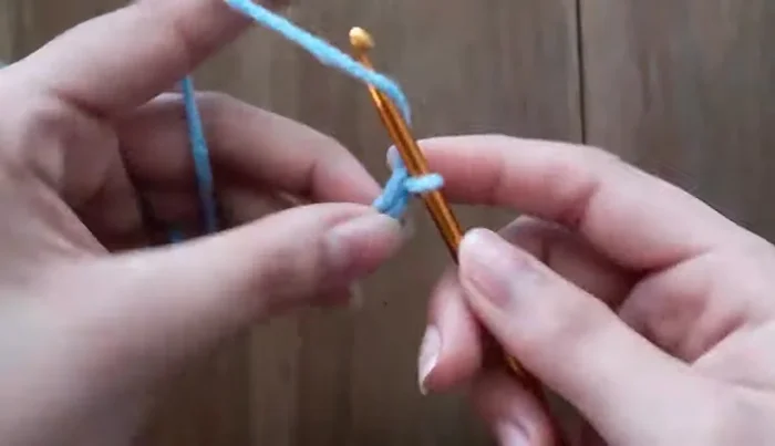 Tejer en puntos altos la primera vuelta, un punto alto por cada cadena.