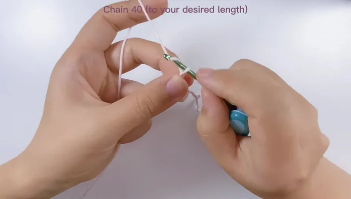 Tejer una cadena de 40 (ajustable) para la correa.