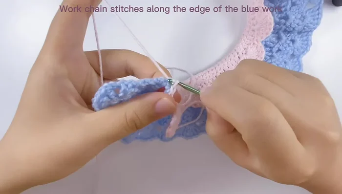 Ensamblar las dos tiras, esconder las colas y listo.