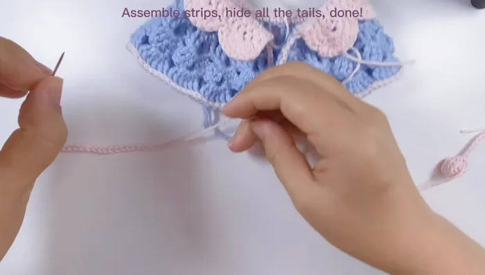 Ensamblar las dos tiras, esconder las colas y listo.