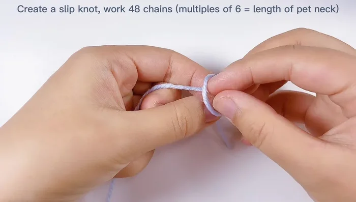 Crear una cadeneta elegante con hilo azul.