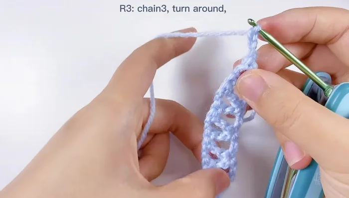 Tejer la sexta fila: repetir el patrón de la quinta fila.