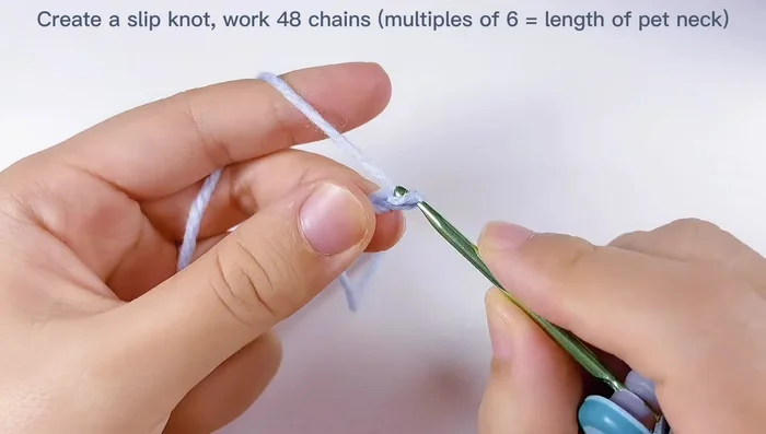 Realizar punto alto doble en la primera cadena de las últimas 5, saltar dos cadenas y tejer un punto alto doble en el tercer espacio. Repetir este patrón (2 cadenas, punto alto doble) hasta el final de la fila.