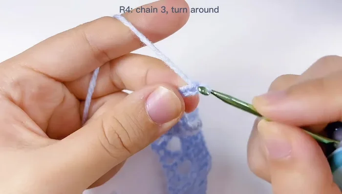 Tejer la sexta fila: repetir el patrón de la quinta fila.