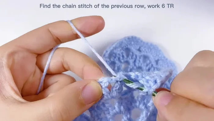 Tejer la sexta fila: repetir el patrón de la quinta fila.