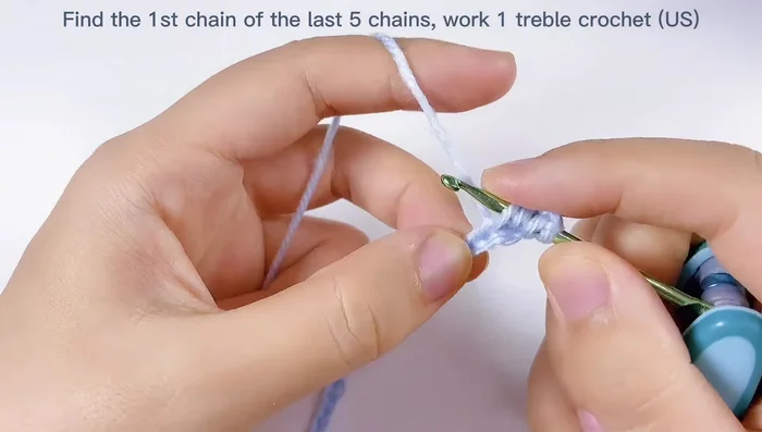 Realizar punto alto doble en la primera cadena de las últimas 5, saltar dos cadenas y tejer un punto alto doble en el tercer espacio. Repetir este patrón (2 cadenas, punto alto doble) hasta el final de la fila.