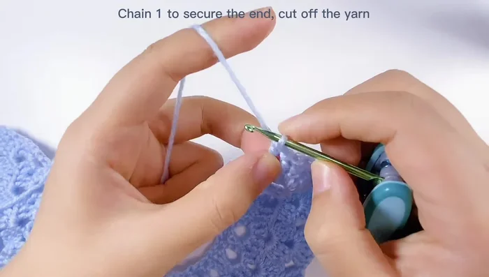 Asegurar el extremo con una cadeneta y cortar el hilo.