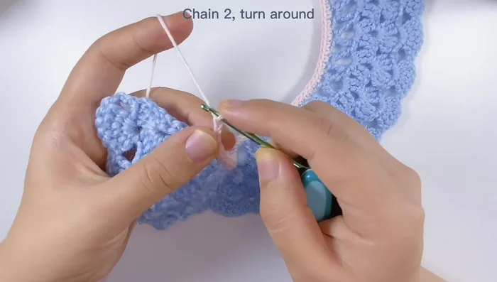 Unir la última pieza con un punto deslizado y cortar el hilo.