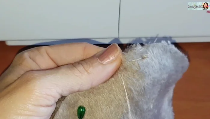 Cerrar la abertura de la cabeza a mano.