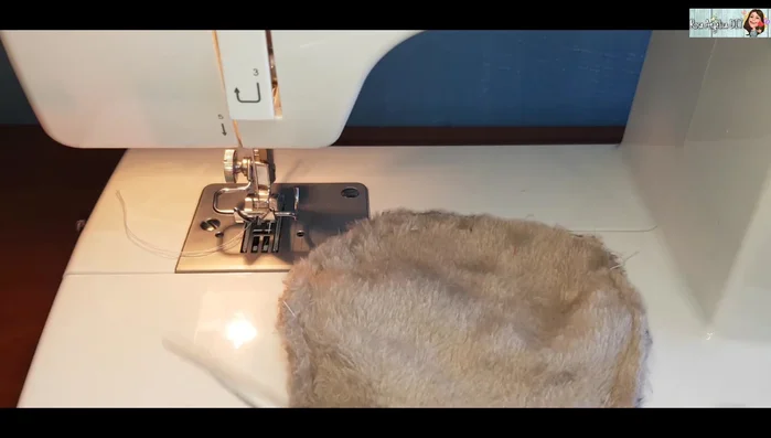 Cerrar la abertura de la cabeza a mano.