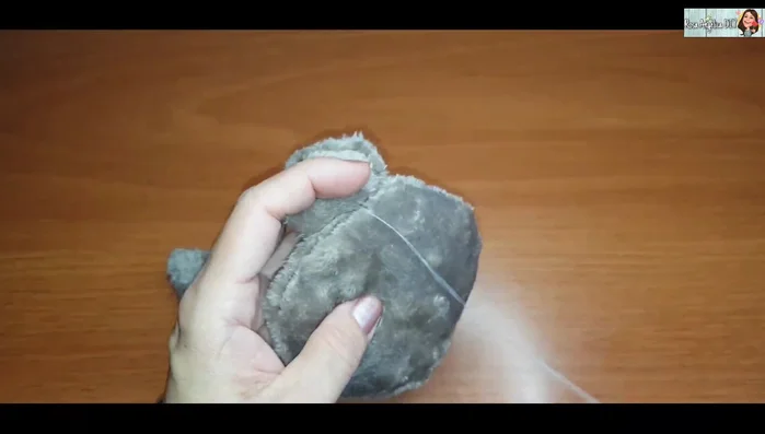 Coser los brazos al cuerpo (un brazo hacia arriba y el otro hacia abajo).