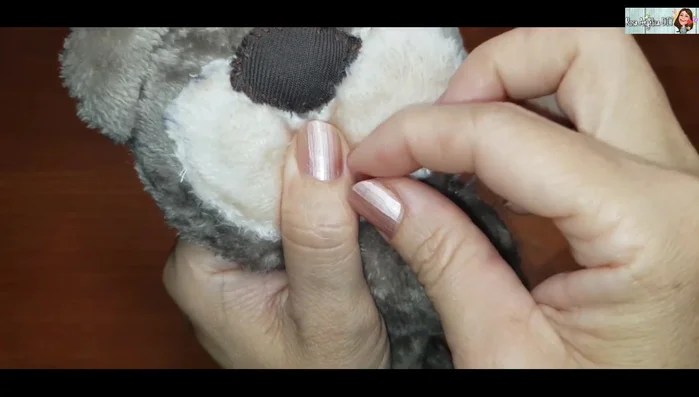 Coser los brazos al cuerpo (un brazo hacia arriba y el otro hacia abajo).