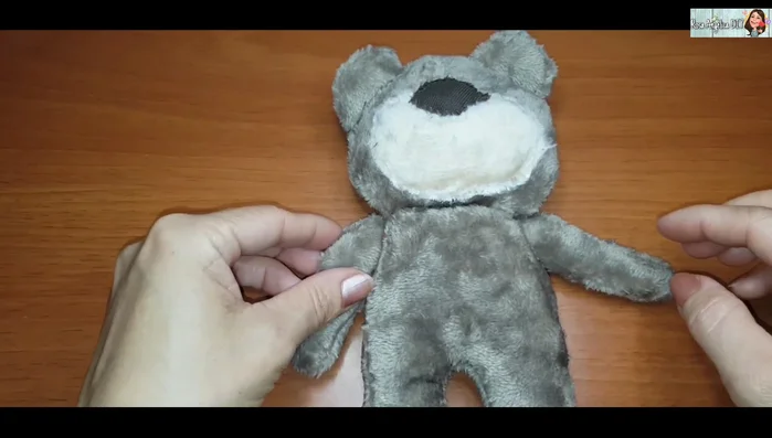 Coser los brazos al cuerpo (un brazo hacia arriba y el otro hacia abajo).