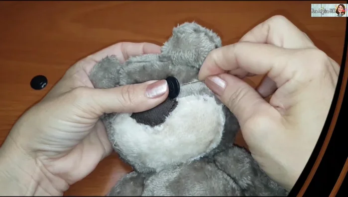 Agregar detalles como rubor y pintalabios.