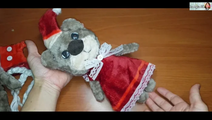 Vestir a los ositos con la ropa previamente cosida.