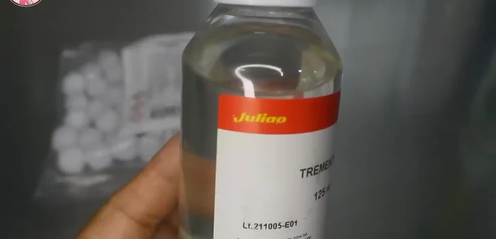 Completar con agua. Si se prefiere, pasar la mezcla a un atomizador.