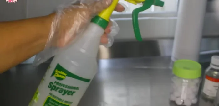 Rociar alrededor de la puerta de la casa, postes o bancas donde las mascotas suelen orinar o defecar. Lavar previamente la zona.