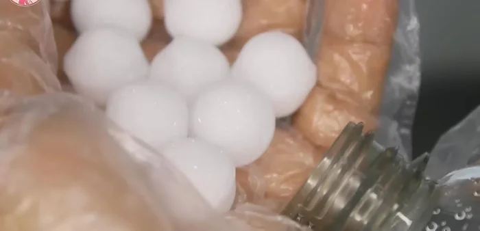 Agregar un chorrito de Fabuloso (opcional) para mejorar el aroma. Completar con agua.