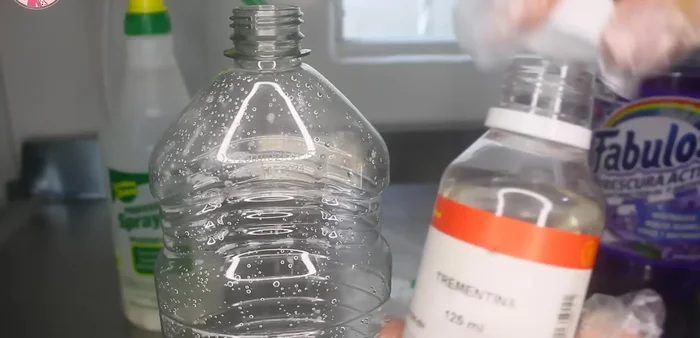 Agregar un chorrito de Fabuloso (opcional) para mejorar el aroma. Completar con agua.