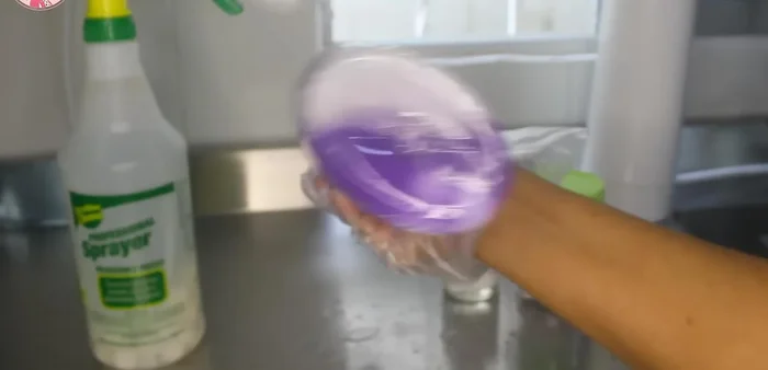 Agregar un chorrito de Fabuloso (opcional) para mejorar el aroma. Completar con agua.