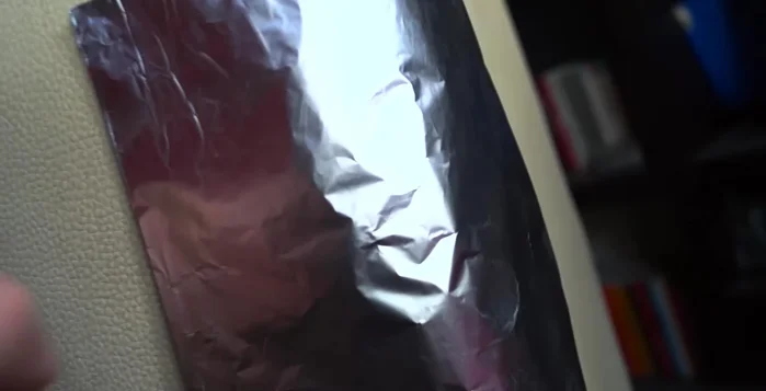 Utiliza cinta adhesiva doble cara transparente para crear una sensación desagradable en las garras del gato.