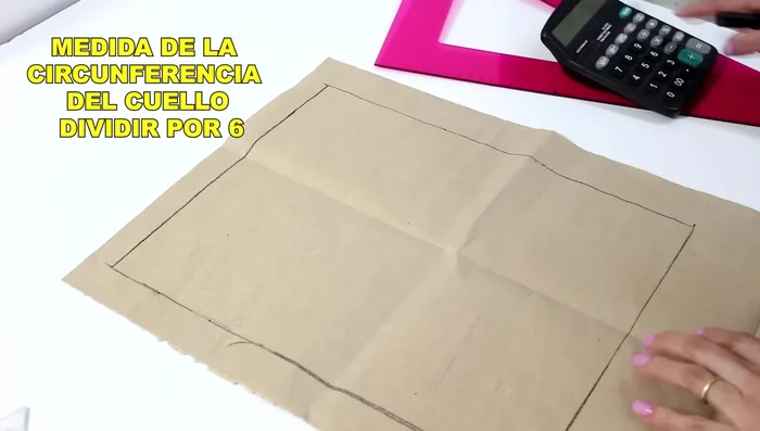 Divide la diferencia entre estas dos medidas por dos. Marca el punto medio de la línea superior y traza una línea vertical hacia abajo.