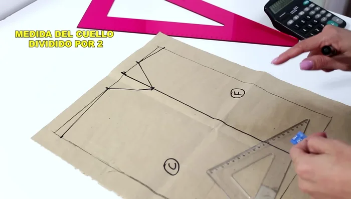 Encuentra el punto medio entre la caída del hombro y el punto marcado previamente. A partir de este punto, sal 2 cm hacia el frente y 1.5 cm hacia atrás. Dibuja una curva suave que conecte estos puntos.