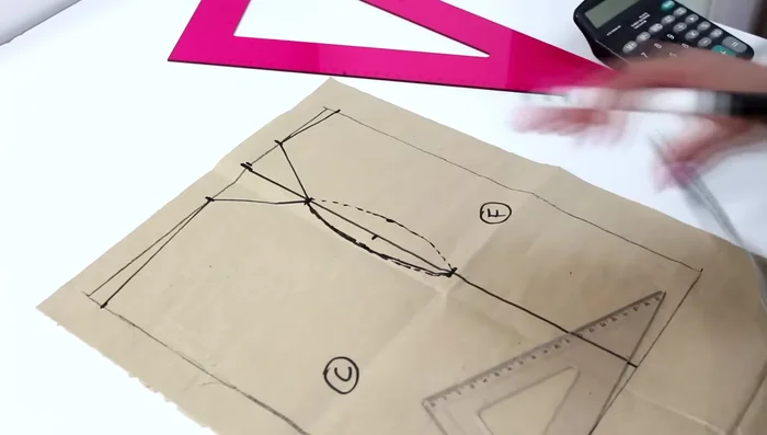 Marca el largo desde el cuello hasta la pancita (medida previamente tomada). Dibuja una curva que conecte este punto con la sisa y el final de la espalda.