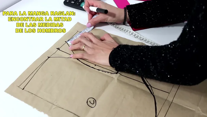 Desde el punto medio de la sisa, sal 1.5 cm para la parte delantera y 1 cm para la parte trasera. Dibuja una curva suave que una estos puntos y forme la manga raglan.