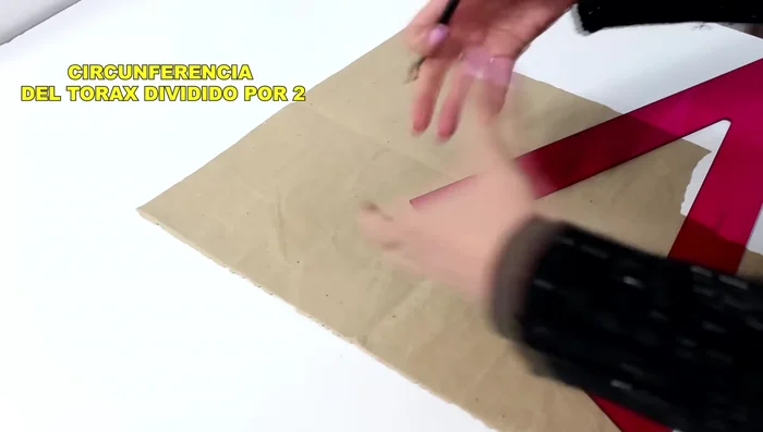 Contorno del cuello: Con una holgura de un dedo, para que la ropa quede cómoda.