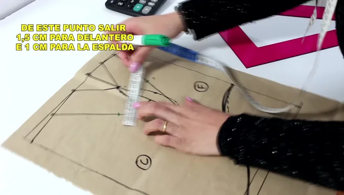 Desde el punto medio de la sisa, sal 1.5 cm para la parte delantera y 1 cm para la parte trasera. Dibuja una curva suave que una estos puntos y forme la manga raglan.