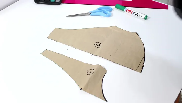 Coloca los moldes delantero y trasero sobre un papel nuevo, uniéndolos por la parte recta. Dibuja el contorno completo.