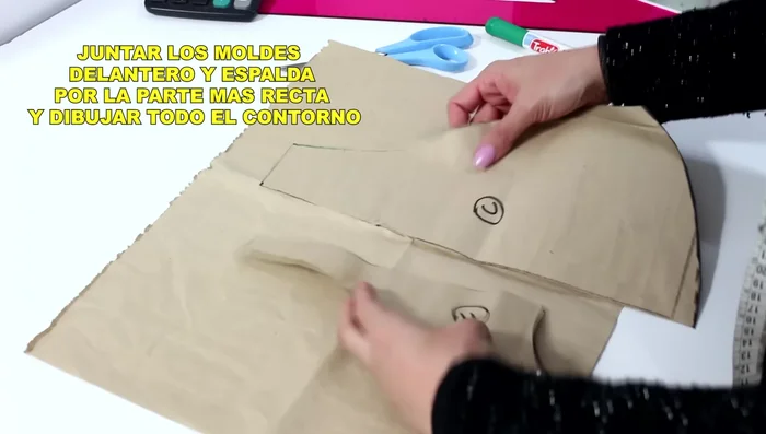 Coloca los moldes delantero y trasero sobre un papel nuevo, uniéndolos por la parte recta. Dibuja el contorno completo.