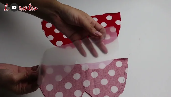 Pegar o coser todo el borde, sellando la mica dentro.