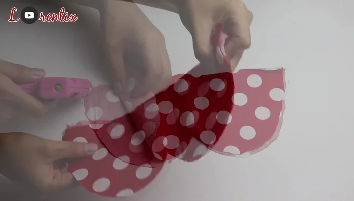 Pegar o coser todo el borde, sellando la mica dentro.