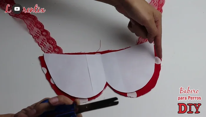 Utilizar el molde para recortar el exceso de tela.